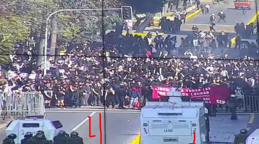 Marcha de secundarios bloquea la Alameda: se registran barricadas e incidentes con carabineros