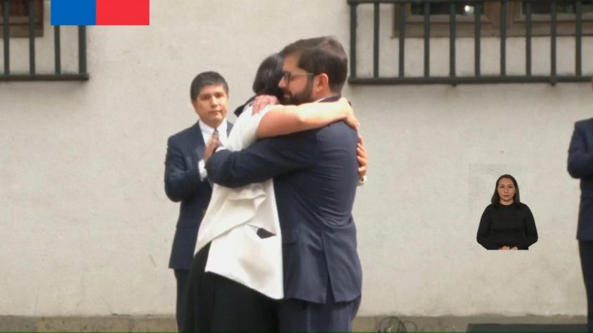 [VIDEO] El abrazo entre Boric y Siches que rompió el protocolo durante el cambio de gabinete