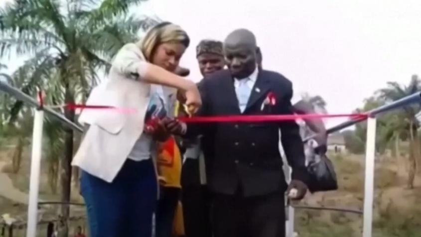 [VIDEO] Puente colapsa en medio de inauguración: Estaban cortando la cinta y se derrumbó