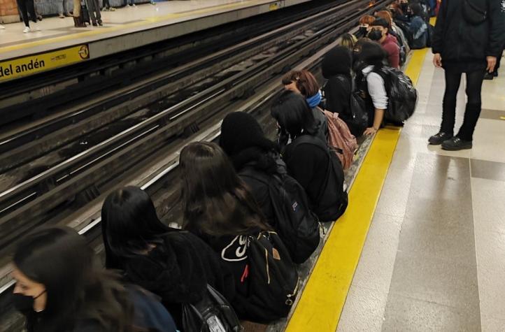 Servicio parcial: Metro cierra estaciones por estudiantes sentados en andenes