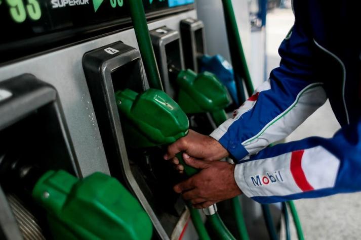 Precio de las bencinas bajará este jueves, por primera vez en un año