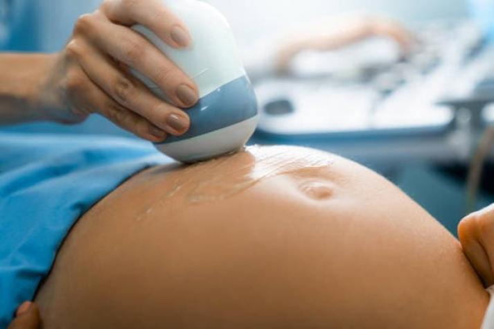 Senado aprueba permiso laboral para madre o padre para asistir a ecografías o controles prenatales
