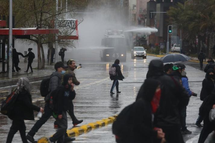 Buses quemados y tránsito cortado en distintos puntos de Santiago por protestas estudiantiles
