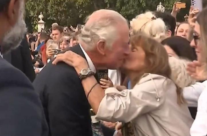 [VIDEO] Se rompió el protocolo: Mujer sorprendió al rey Carlos III y le dio un beso