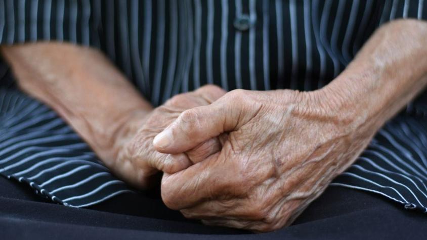 Hombre de 102 años "se casa" para demostrar que sigue vivo: Le habían dejado de dar su pensión
