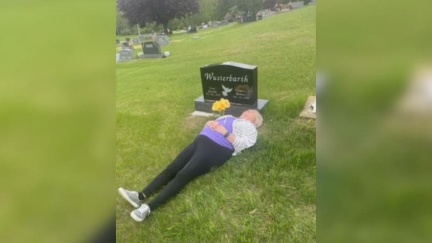 "Estoy practicando": Abuela se hace viral por posar acostada en un cementerio