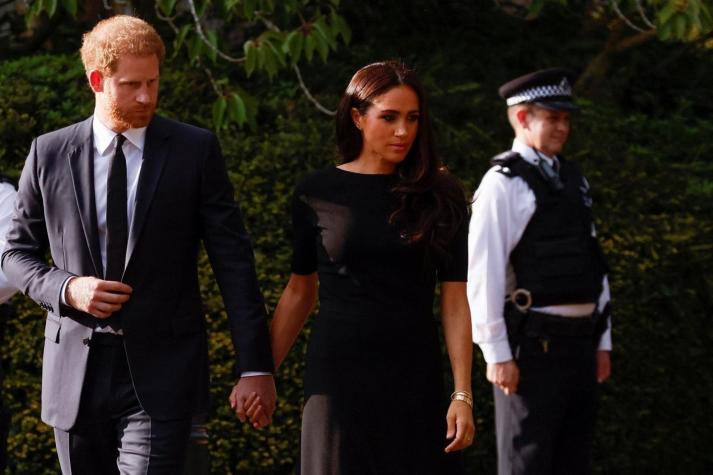 Harry y Meghan reaparecen visitando ofrendas en memoria de la Reina Isabel II