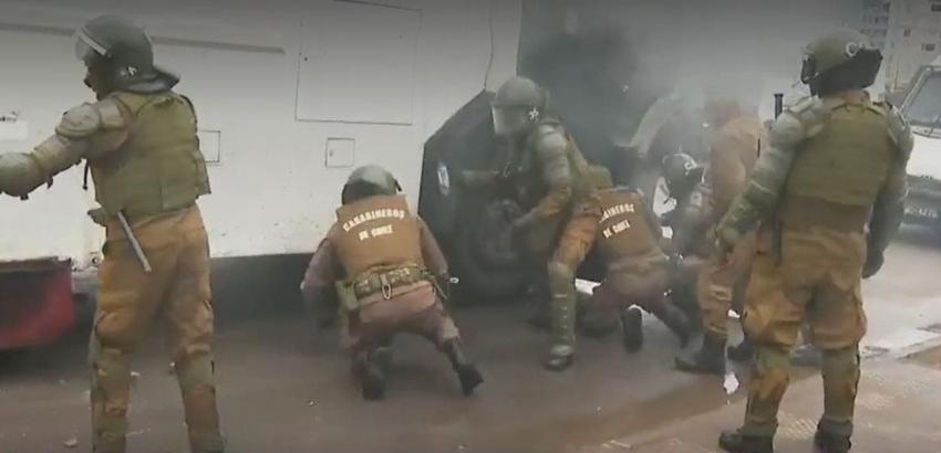 [VIDEO] Encapuchados lanzaron molotov al interior de carro policial