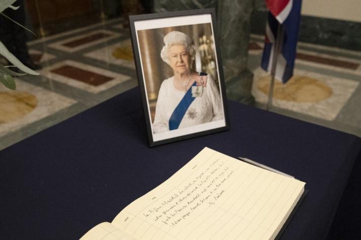Residencia británica en Chile habilitó libro de condolencias por la muerte de la Reina Isabel II