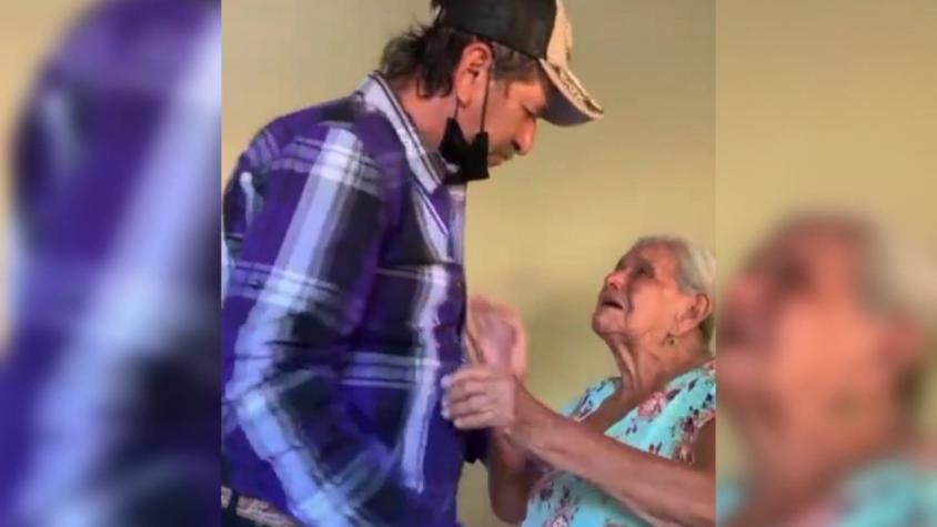 Estuvieron 17 años separados: Madre ciega reconoce a su hijo luego de que él le cantara