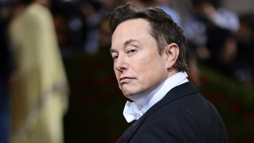 Hay hasta un dólar firmado: Ex pareja de Elon Musk subasta regalos y fotos nunca vistas del magnate