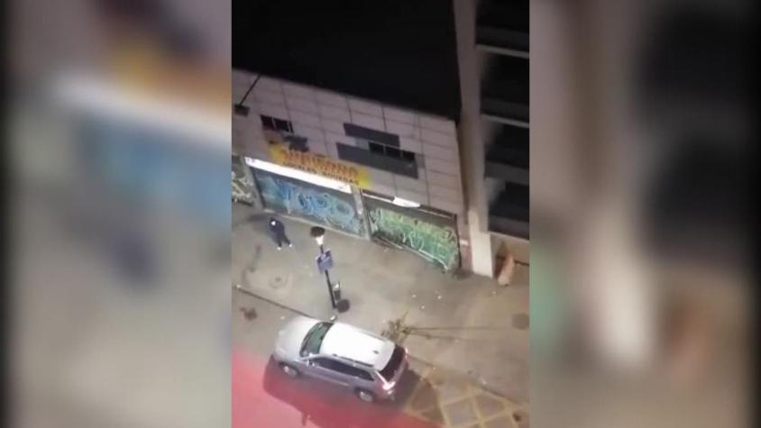 [VIDEO] Les lanzaron cosas desde edificios: Vecinos frustran saqueo en local del centro de Santiago