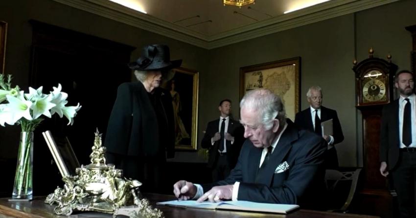 "No puedo soportar esta maldita cosa": Rey Carlos III se enoja en medio de ceremonia de firma