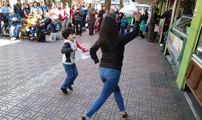 "Un verdadero roto diaulo": Niño sacó aplausos con impecable pie de cueca en centro de Chillán