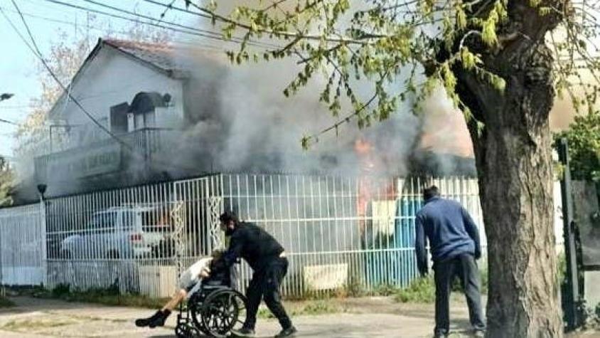 Incendio en hogar de ancianos en Macul deja al menos dos muertos