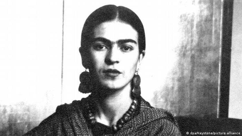 Inauguran en París muestra con "objetos ocultos" de Frida Kahlo
