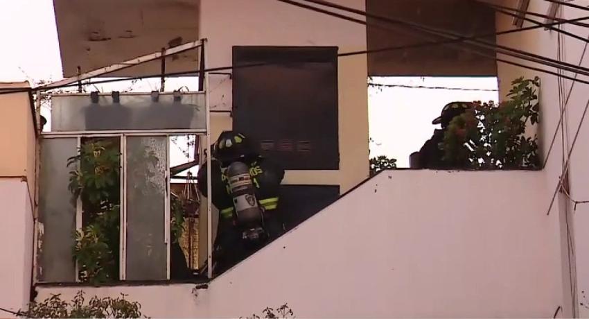 Evacuan edificio tras incendio en departamento de ex bombero en Ñuñoa