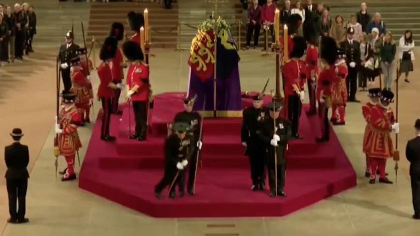 [VIDEO] El momento en que un guardia real se desmayó mientras custodiaba ataúd de Isabel II