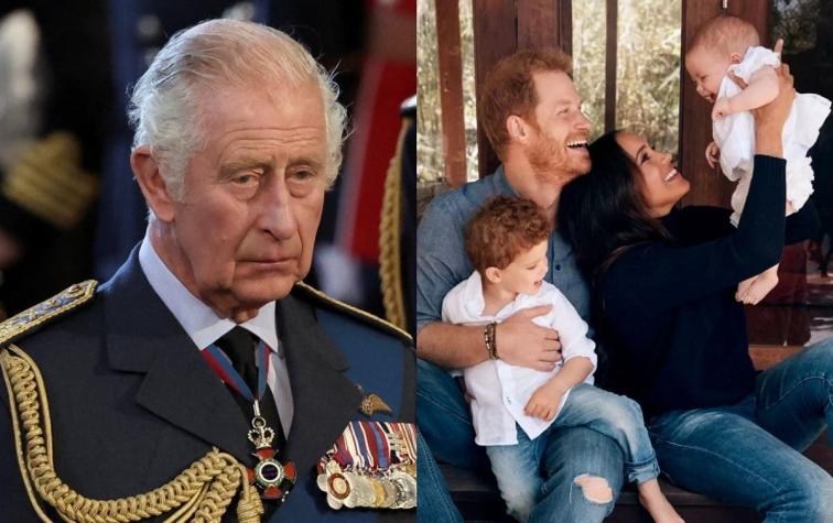 Harry y Meghan estarían "furiosos" por decisión del rey Carlos sobre sus hijos