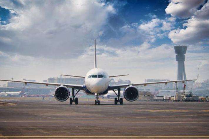 Al menos mil vuelos cancelados en Francia por huelga de controladores aéreos