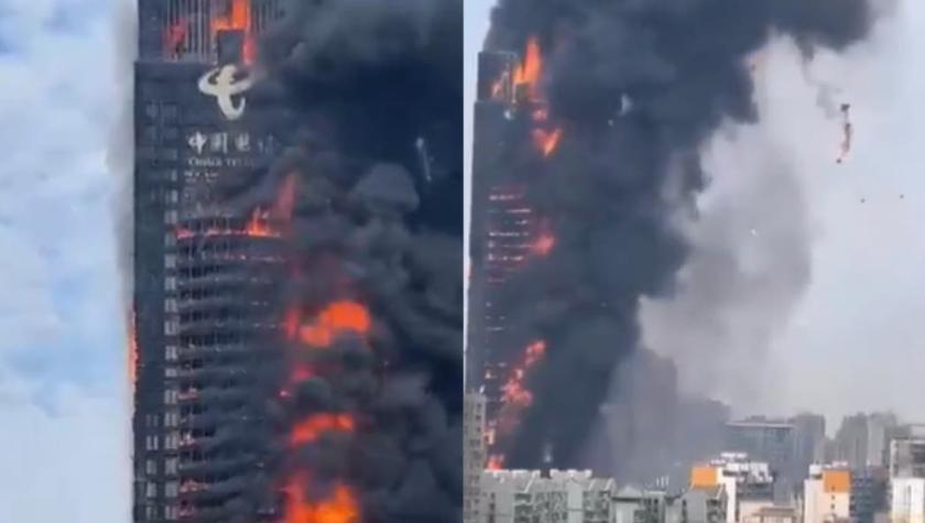 [VIDEOS] Impactantes registros de incendio que consume edificio en China