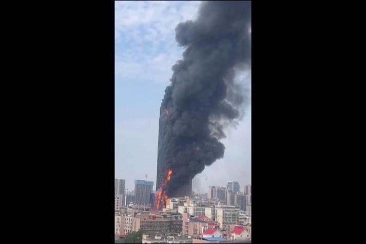 Un incendio arrasa un rascacielos en una ciudad en China