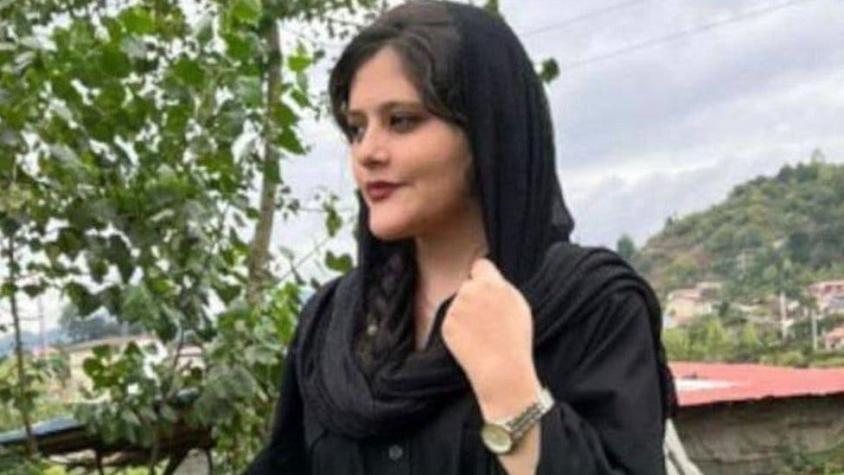 Irán: Furia por muerte de joven que fue arrestada por "policía de la moral" por llevar mal el velo