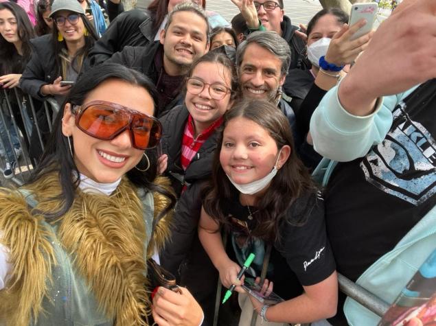 Dua Lipa sorprende saludando a fans chilenos afuera de su hotel