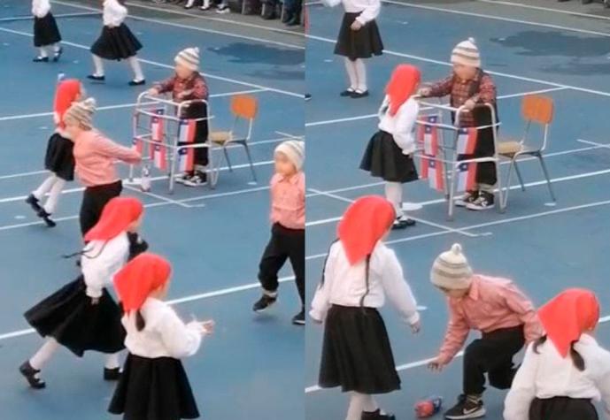 Niño en andador ortopédico enterneció al bailar el "Costillar" con una compañera