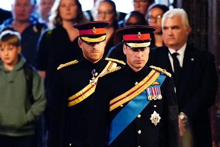 Príncipes William y Harry encabezaron guardia en vigilia de la Reina Isabel II