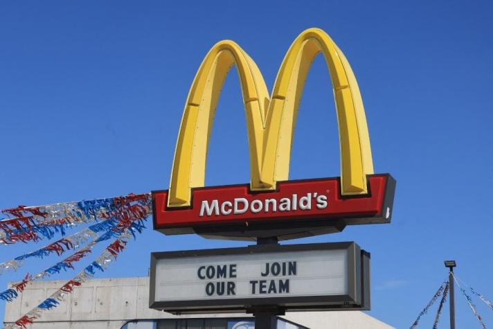 Nueva York: Hombre entró a un McDonald's y amenazó con un hacha a todos los clientes