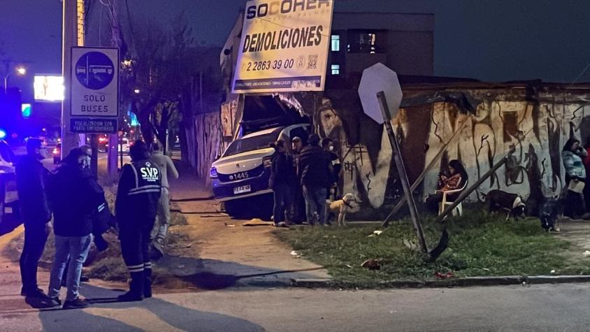 Automóvil quedó encima de la cama: Seguridad Ciudadana choca contra casa en Peñalolén