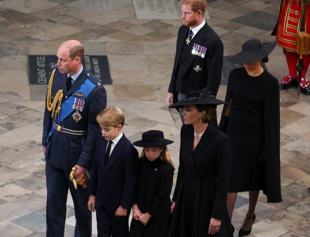[FOTOS] Príncipes George y Charlotte, hijos de William, siguen el féretro de su bisabuela Isabel II