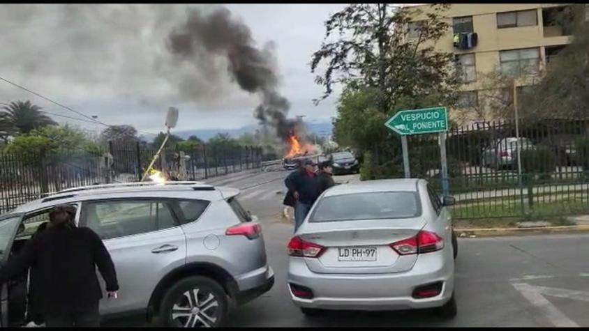 [VIDEO] Dos persecusiones en menos de 24 horas: Camioneta robada volcó, derribó postes y se incendió