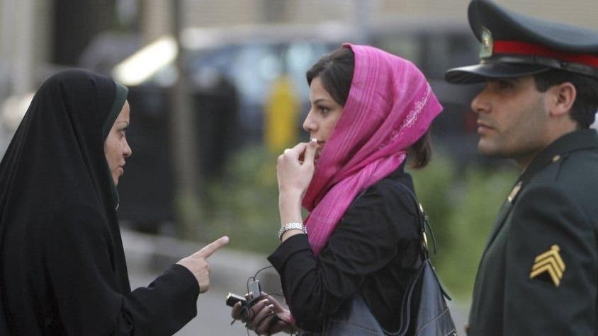 Cómo funciona la "policía de la moral" acusada de matar a golpes a una joven en Irán