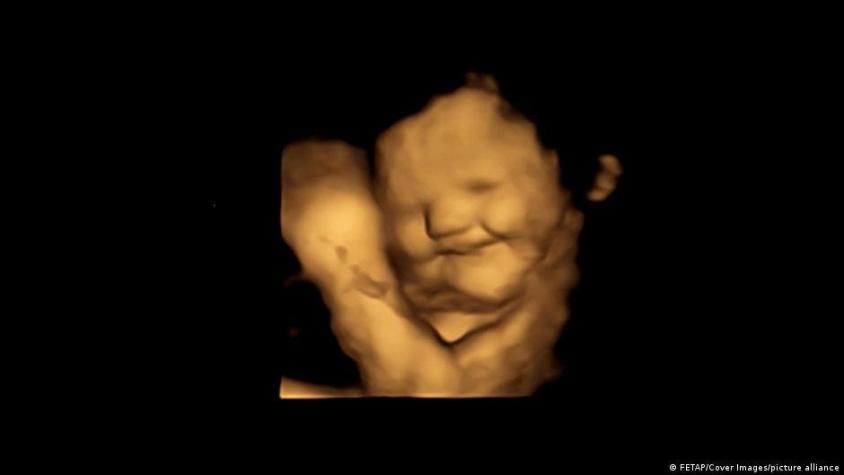 Estudio revela primera evidencia directa de que bebés reaccionan al gusto y olfato desde el útero