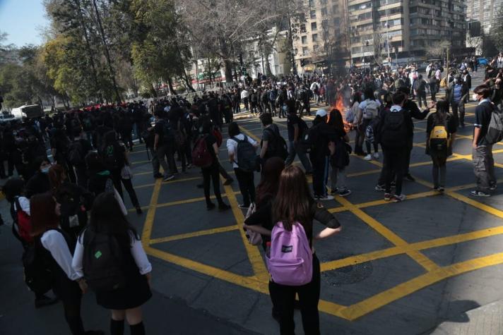 Asociación de Corresponsales denuncia amenazas con cuchillos en manifestaciones en Santiago