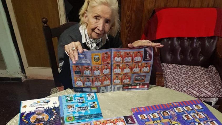"Viera las caritas de mis nietos": Abuela gasta toda su jubilación en láminas del álbum Qatar 2022