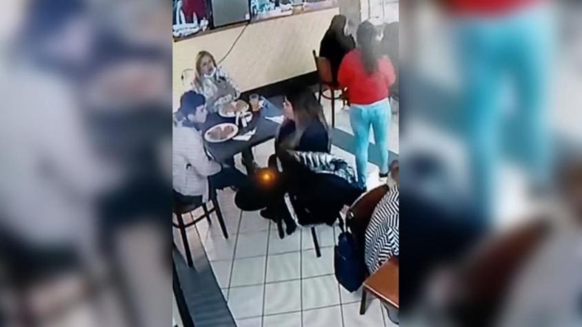 "Técnica del torero": Captan a mujer robando cartera en restaurante de San Antonio