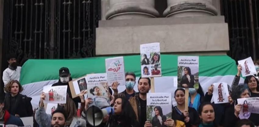 [VIDEO] Indignación mundial por dudosa muerte de joven iraní