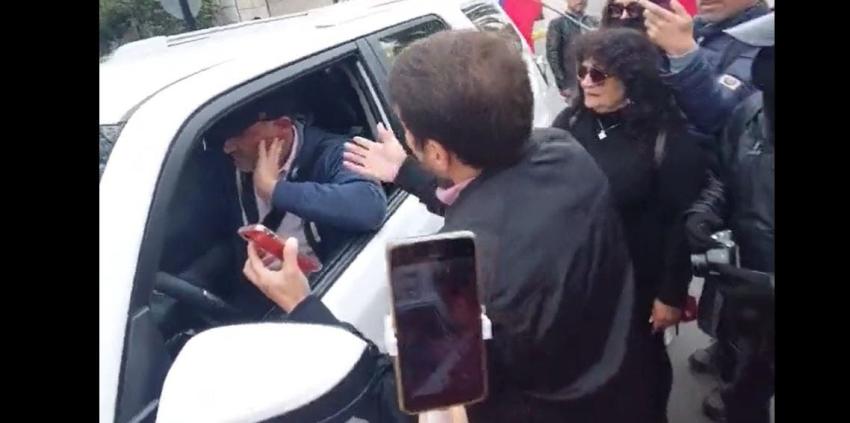 Grupo liderado por "Pancho" Malo increpó a senador Javier Macaya Grupo liderado por "Pancho" Malo increpó a senador Javier Macaya