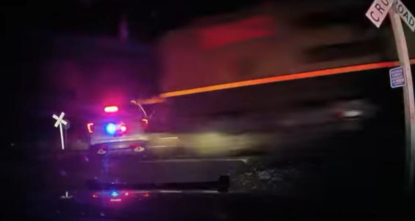 [VIDEO] Tren choca una patrulla policial que tenía una mujer esposada adentro