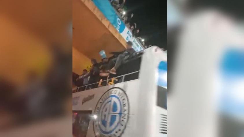 [VIDEO] Pudo ser una tragedia: Jugadores de Belgrano esquivan puente en festejos sobre un bus