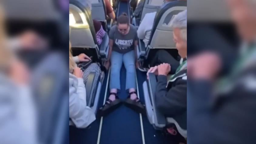 Mujer en silla de ruedas se arrastró por avión para ir al baño porque tripulación se negó a ayudarla