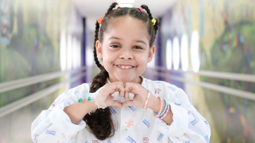 "Su ojo estaba salido": la cirugía pionera que curó la rara enfermedad de una niña en Brasil