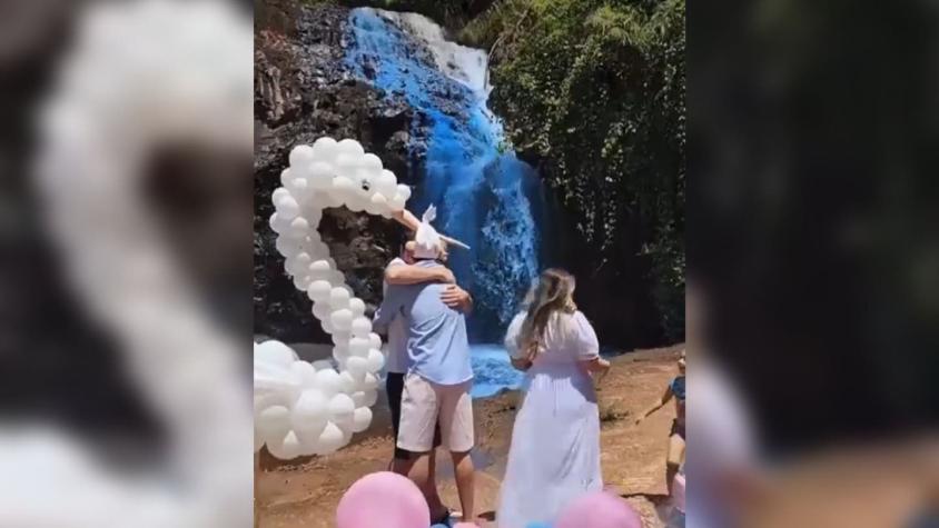 Indignación por pareja que tiñó toda una cascada para revelar el sexo de su bebé en baby shower