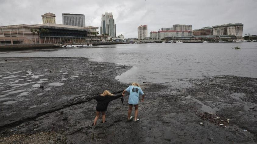[VIDEO] Las impactantes imágenes de cómo se recogió el mar en Tampa por el avance del huracán Ian