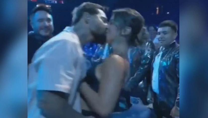 ¿Quién es la mujer a la que Maluma besó apasionadamente durante su actuación en los Latin Billborad?