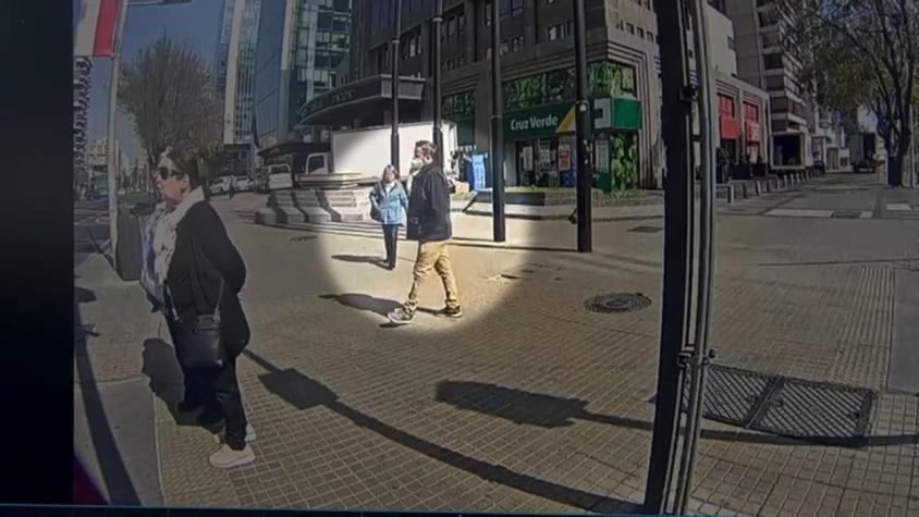 [VIDEO] Violento asalto en Las Condes: La arrastraron por la calle para robarle