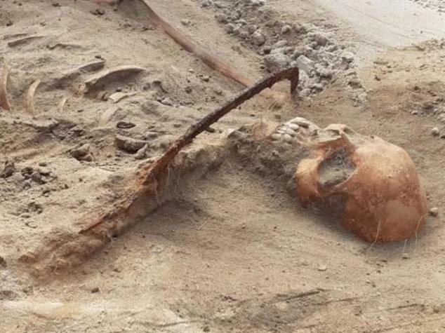 Arqueólogos hallan tumba de una supuesta mujer vampiro en un cementerio del siglo XX